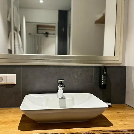 Der Platzhirsch - Design-apartment In Gruener Oase *